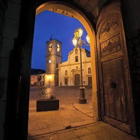 Casetta In Piazza Daire Palazzo Adriano